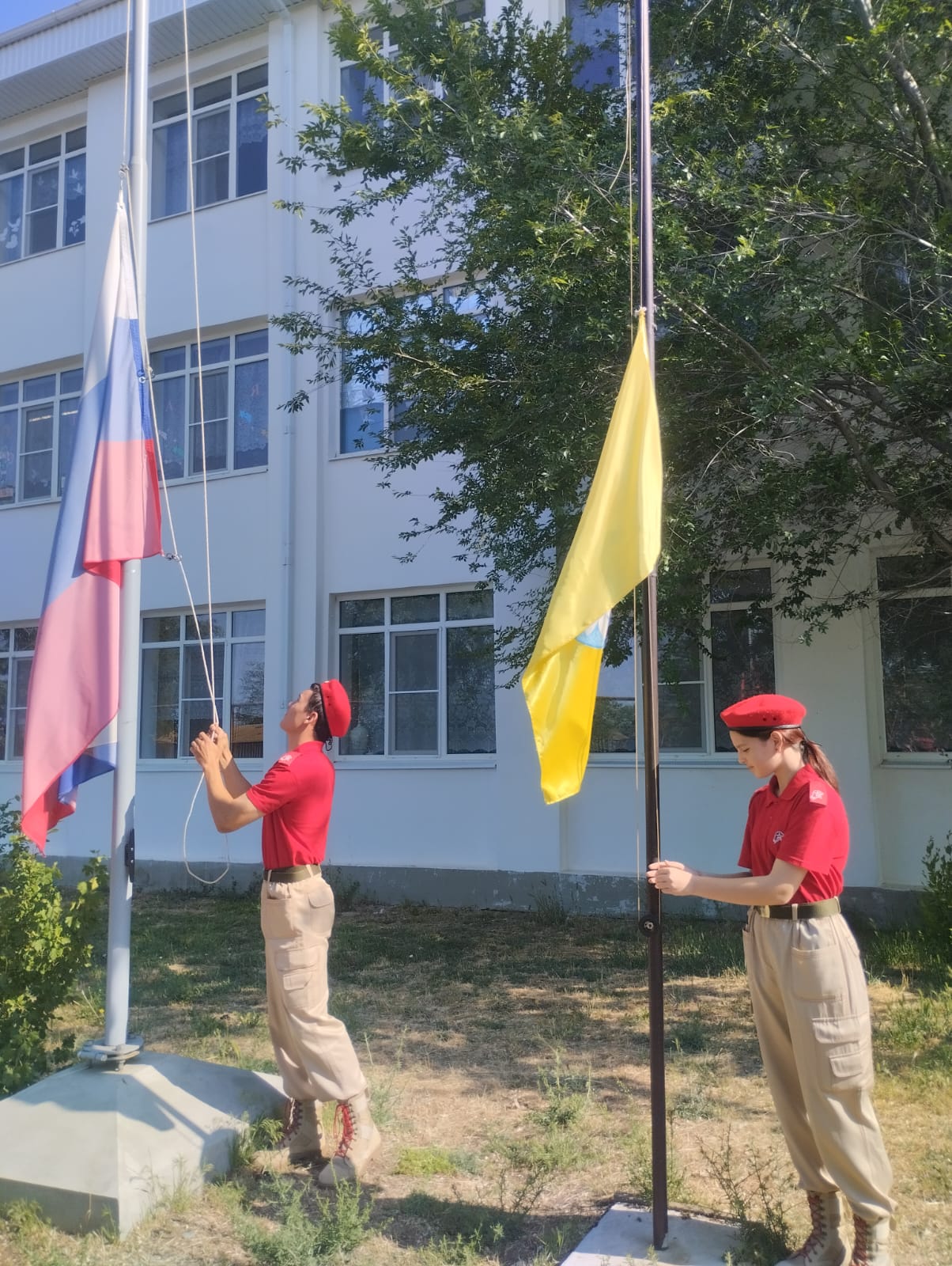 Линейка с торжественной церемонией поднятия флага Российской Федерации и флага Республики Калмыкия.