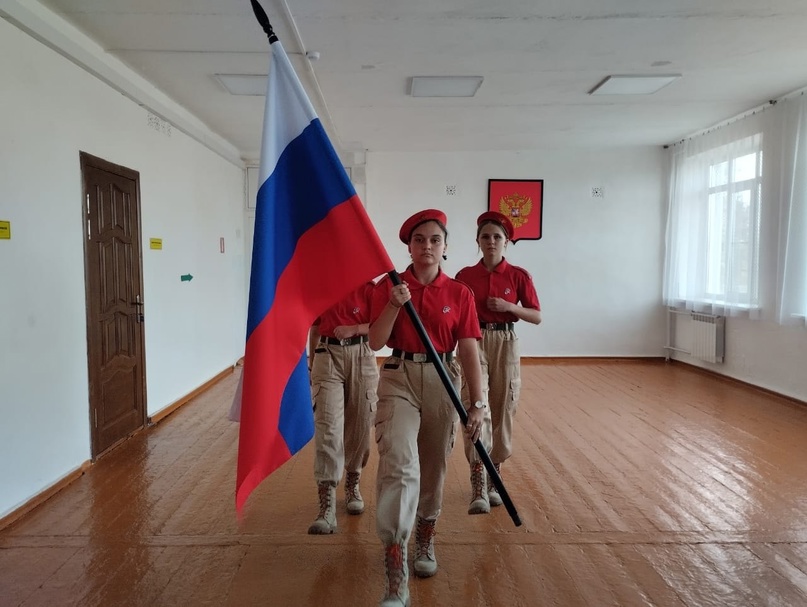 Линейка по вынесению флага РФ.