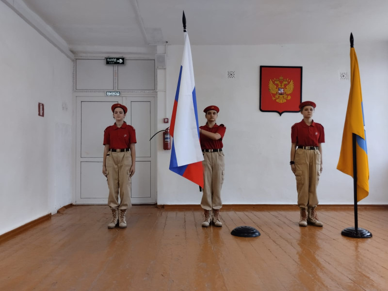 Торжественная церемония выноса Государственного флага Российской Федерации, посвященная окончанию  третьей четверти..