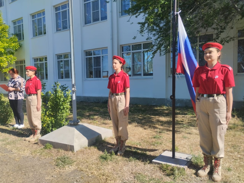 Общешкольная  линейка, посвященная церемонии поднятия   Государственного Флага РФ..